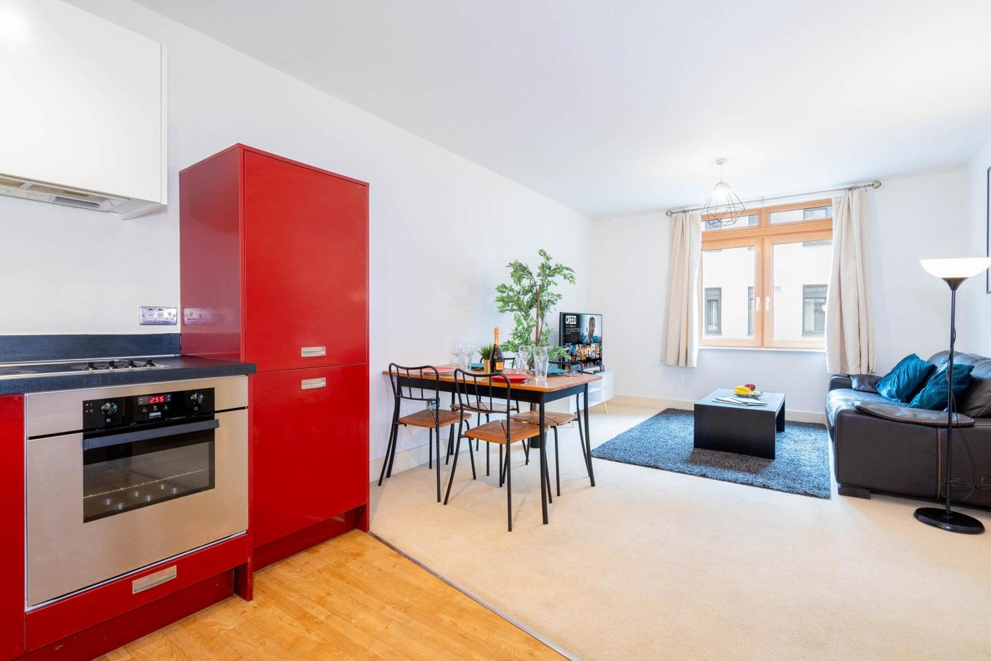 Apartment 2 Bedroom - Centre - Secure Parking - Wifi - Netflix - 81um