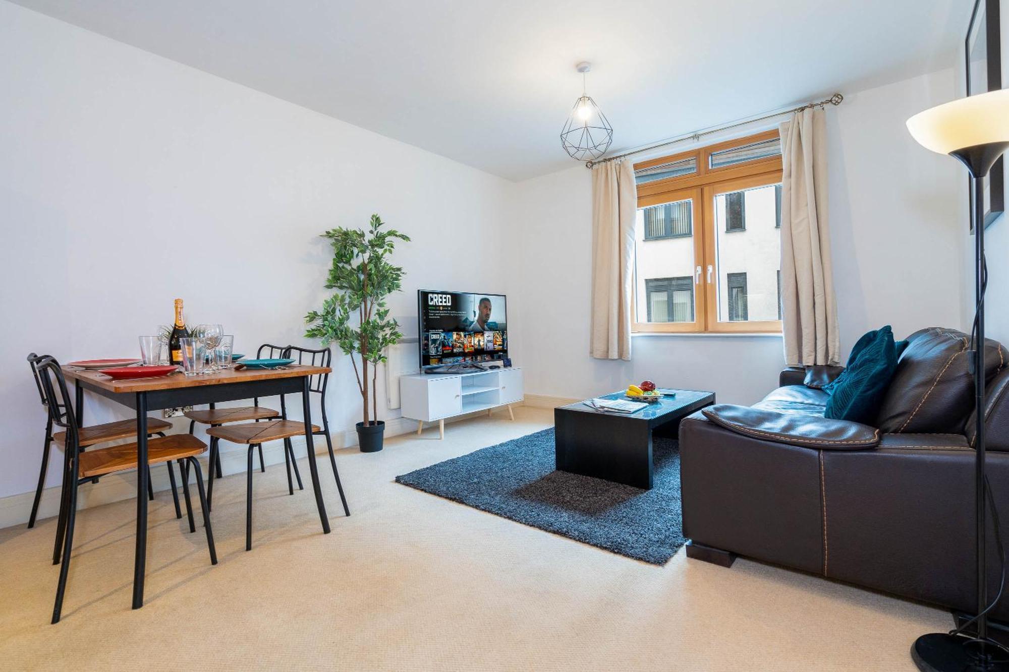 Apartment 2 Bedroom - Centre - Secure Parking - Wifi - Netflix - 81um