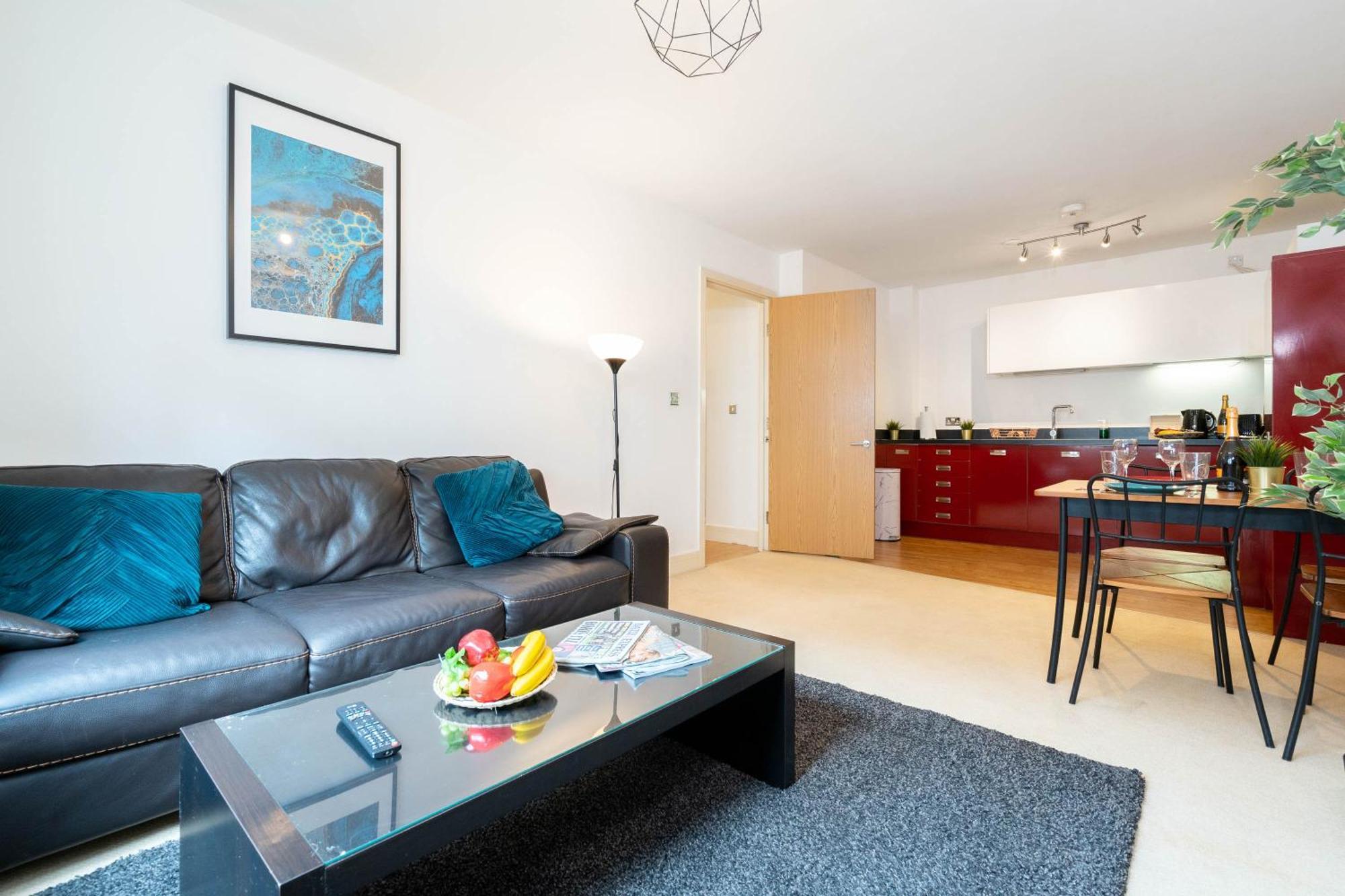 Apartment 2 Bedroom - Centre - Secure Parking - Wifi - Netflix - 81um